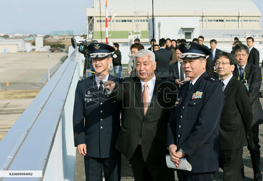 Defense chief views test of 1st Japanese-made stealth fighter prototype