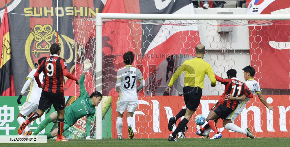 Adriano hat-trick crushes Sanfrecce in Seoul