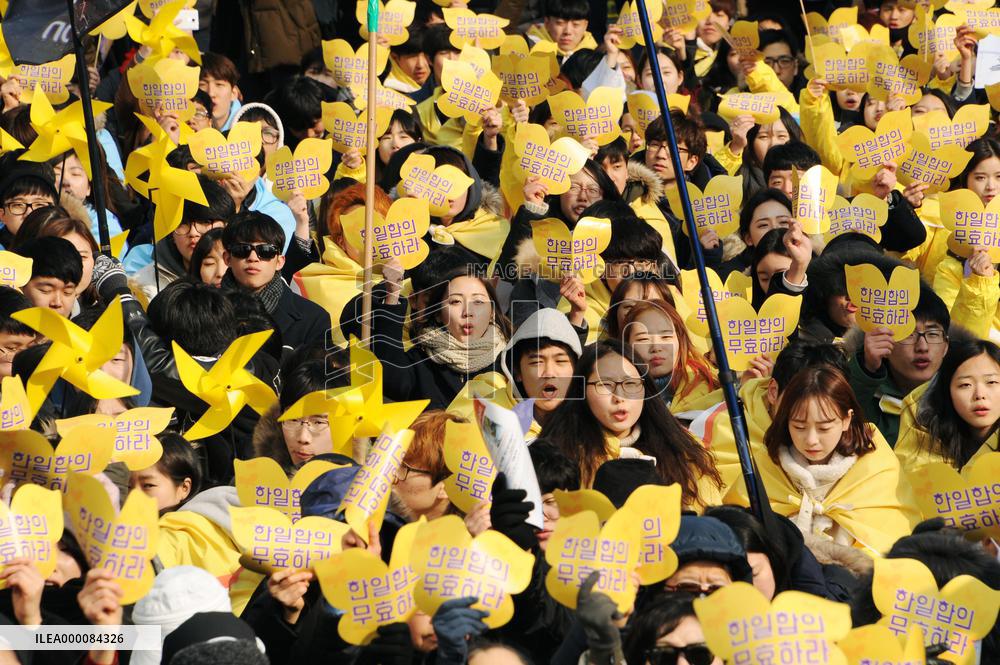 Rally staged against S. Korea-Japan "comfort women" agreement