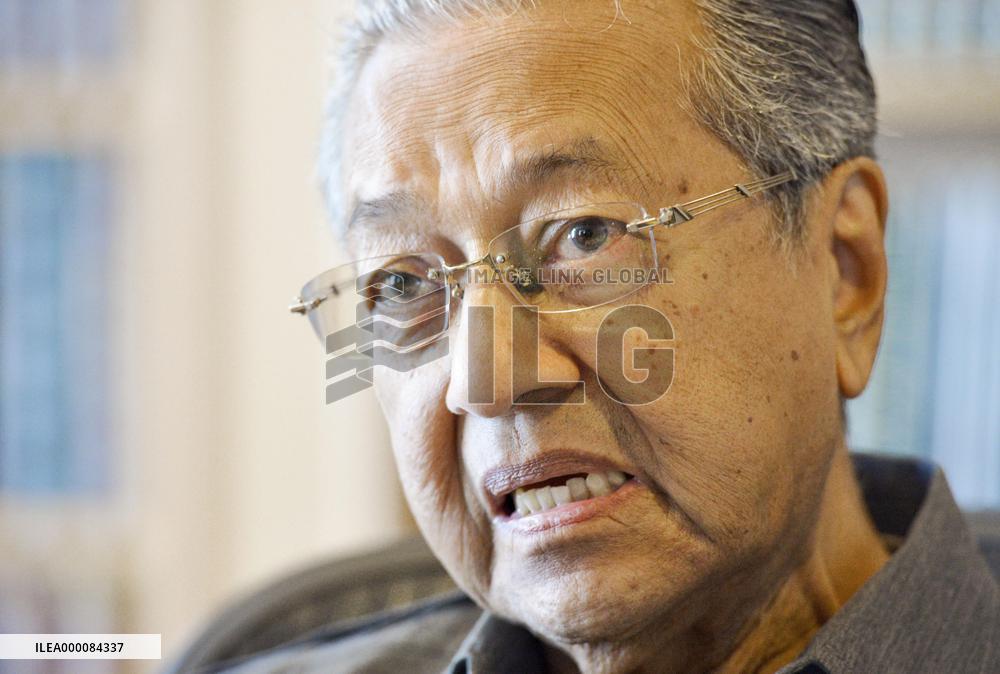 Mahathir calls for national movement to depose Najib