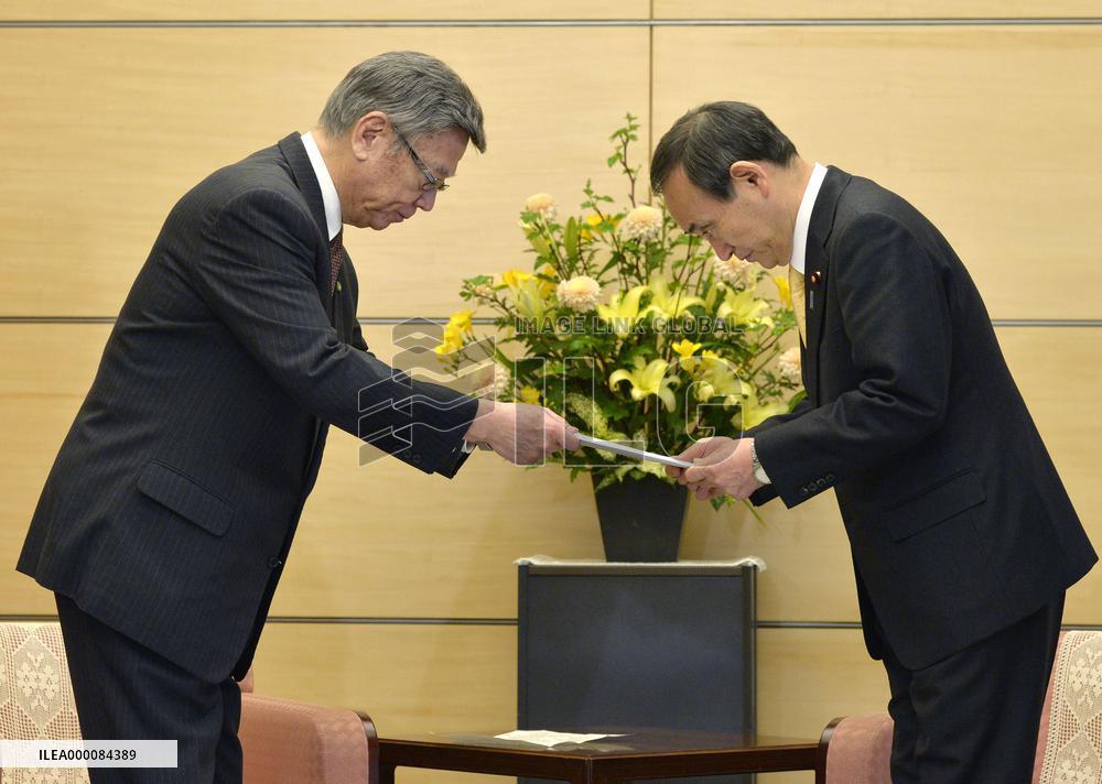Okinawa Gov. Onaga meets with Chief Cabinet Secretary Suga
