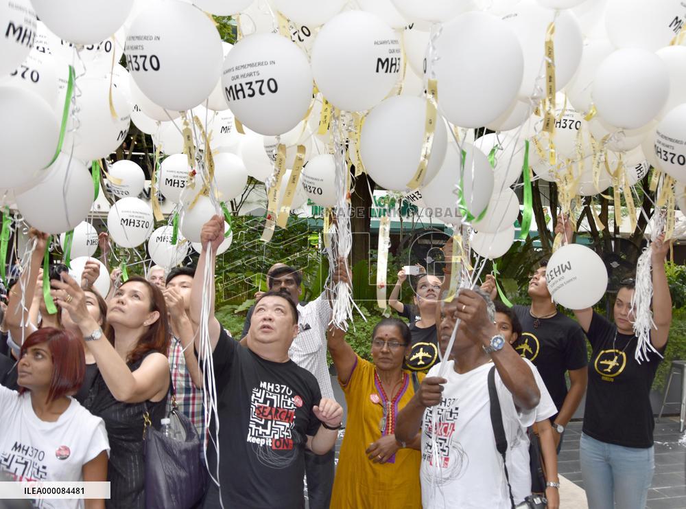 Families of missing Flight 370 press for search to continue