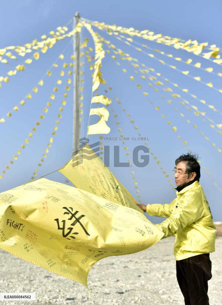 Yellow handkerchiefs carry supportive messages