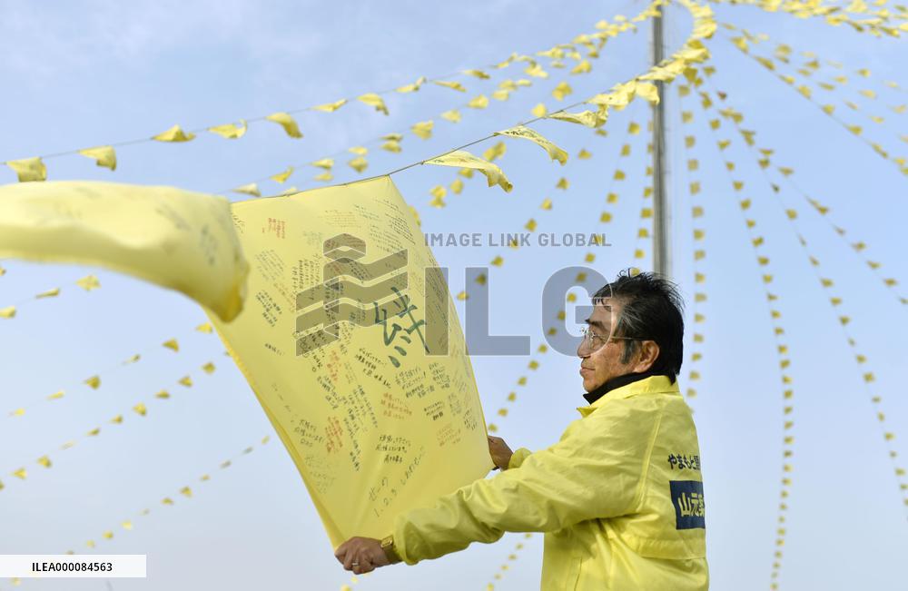 Yellow handkerchiefs carry supportive messages