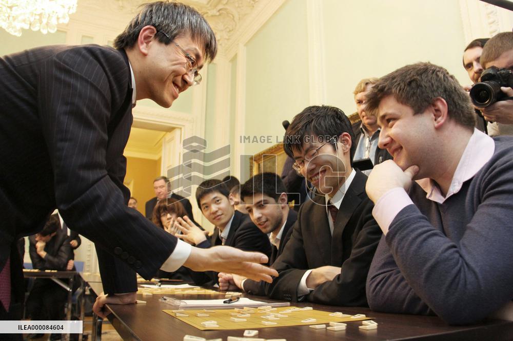 Japanese chess master Habu gives lesson in Moscow