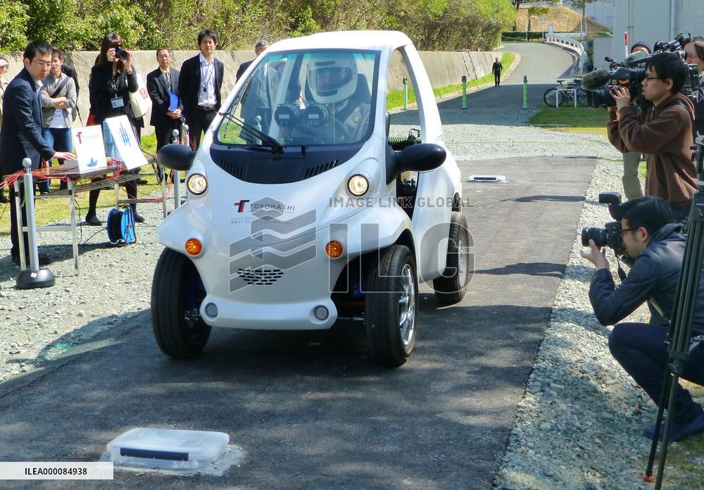 Electric vehicle that can run without battery unveiled