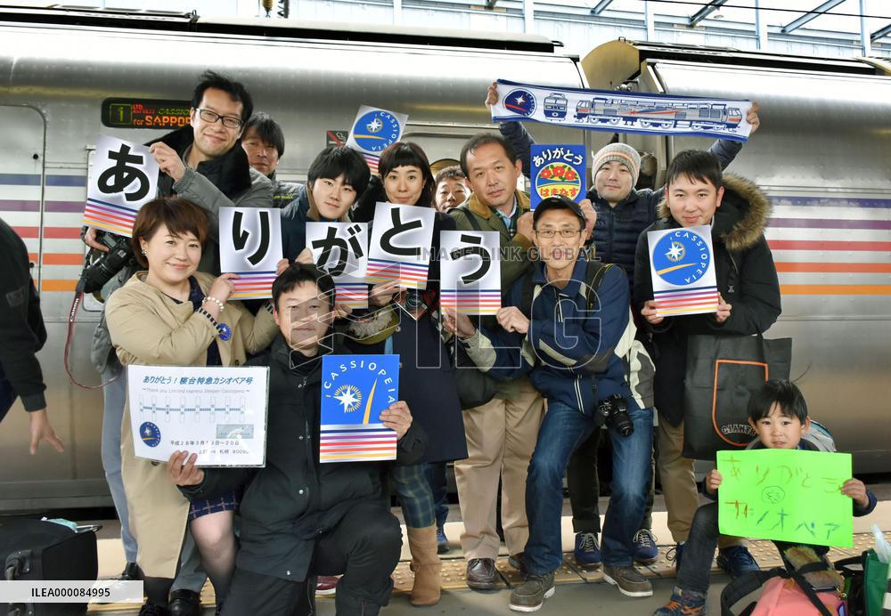 Popular sleeper train Cassiopeia makes last run to Sapporo