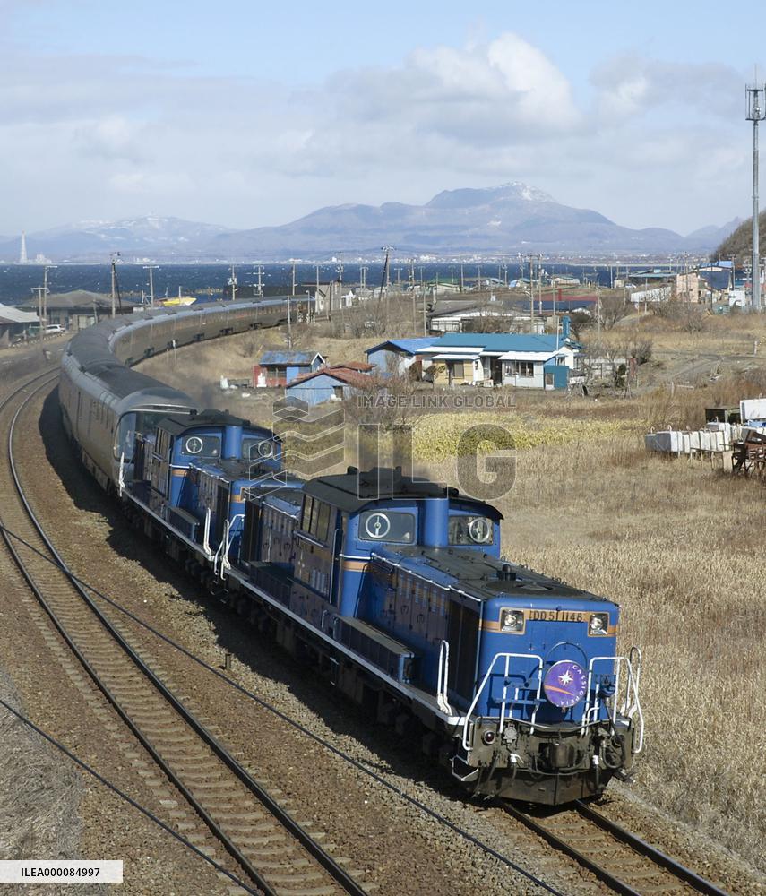 Popular sleeper train Cassiopeia makes last run to Sapporo