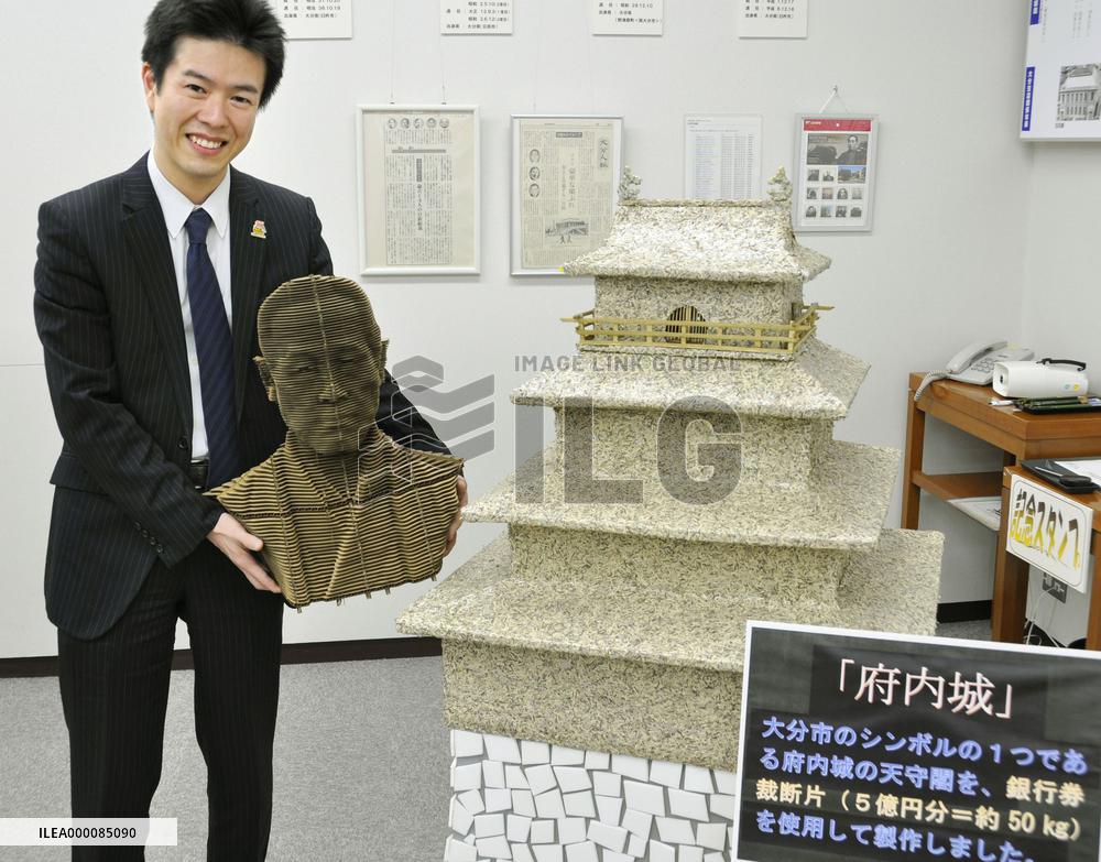 Miniature castle built with bill fragments worth 500 mil. yen