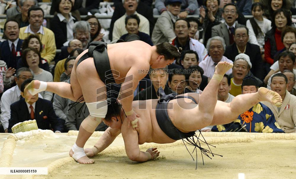 Harumafuji beats Kisenosato at spring sumo