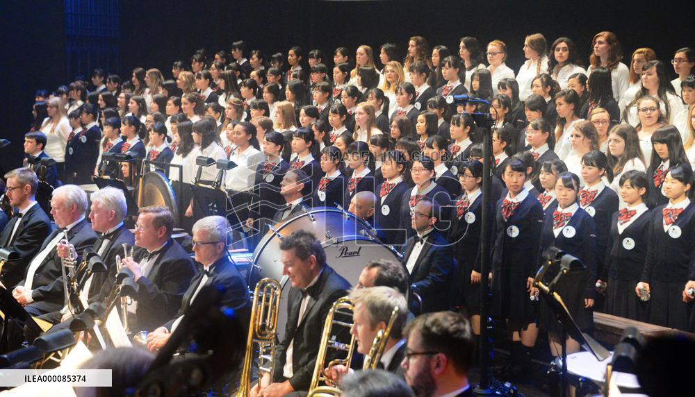 Disaster-hit high school students sing "Resurrection"