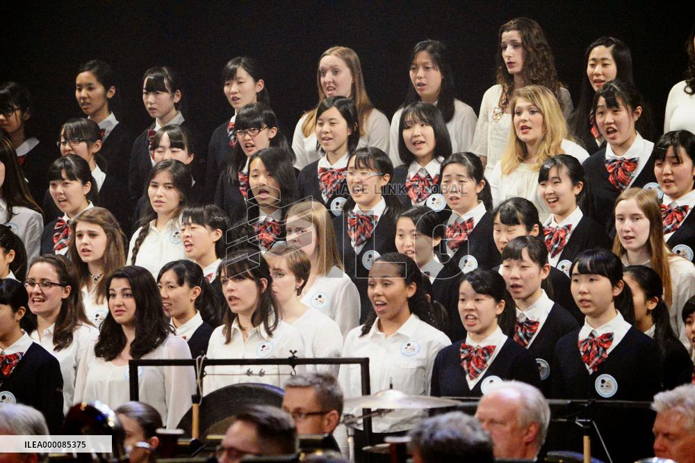 Disaster-hit high school students sing "Resurrection"