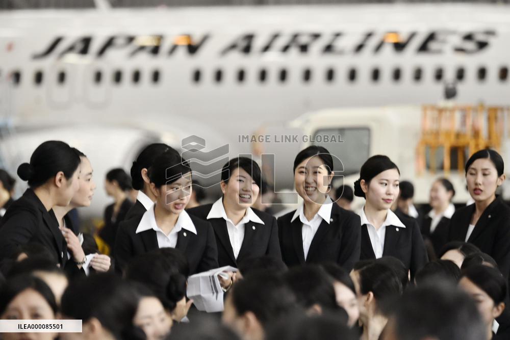 JAL holds welcoming ceremony for new employees