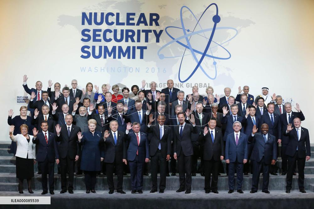 Leaders vow to keep nuclear materials from terrorists