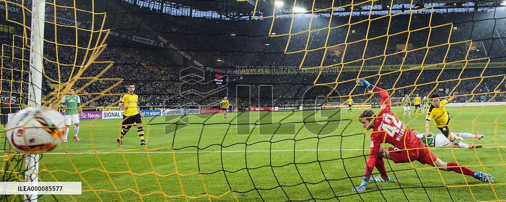 Kagawa marks 100th Bundesliga game with goal in Dortmund win