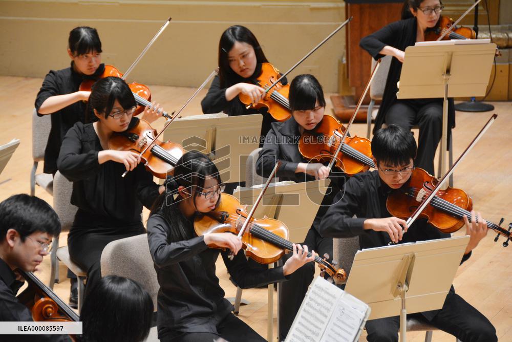 Fukushima youth musicians pluck at U.S. heartstrings