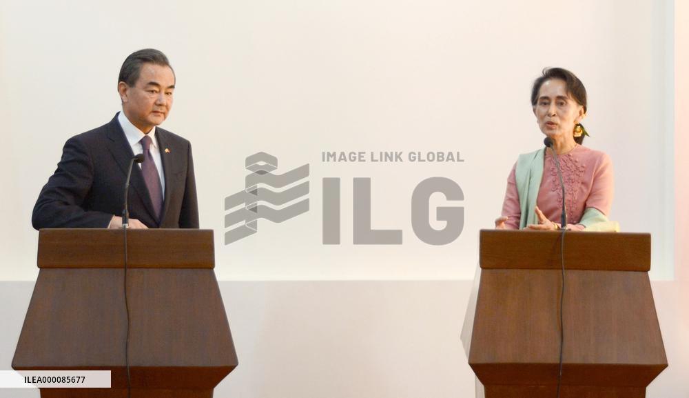Suu Kyi holds talks with Chinese foreign minister