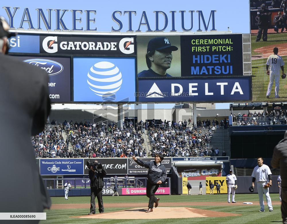 Ex-Yankee Matsui throws ceremonial 1st pitch on Opening Day