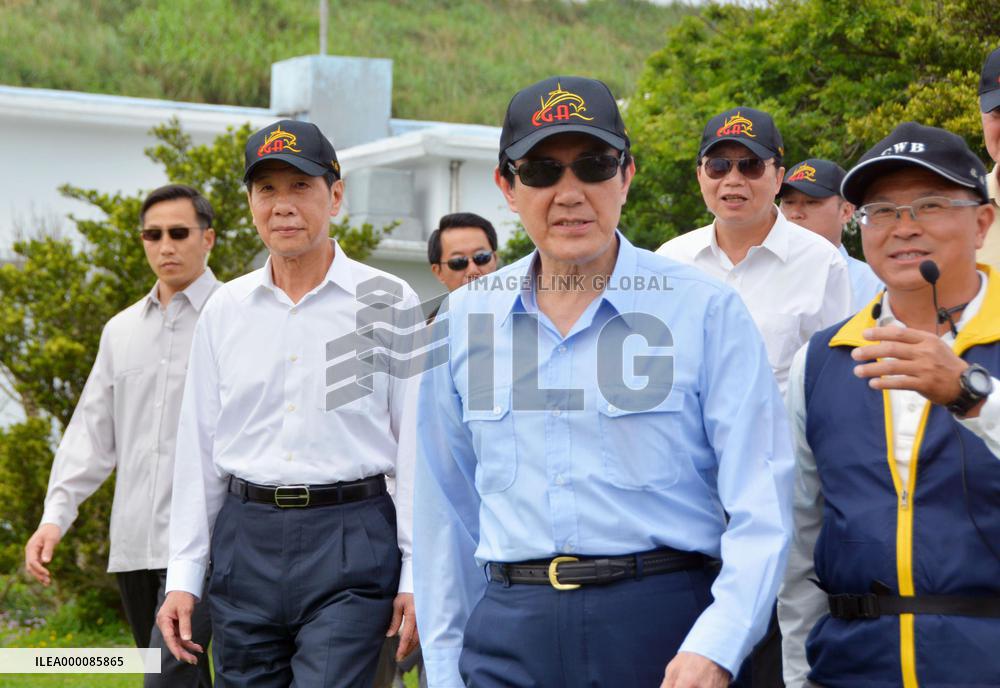 Outgoing Taiwan president visits island nearest Senkakus