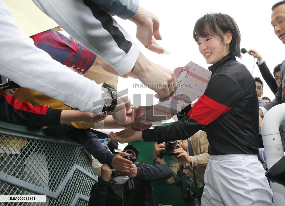 Female jockey Fujita wins 1st national race