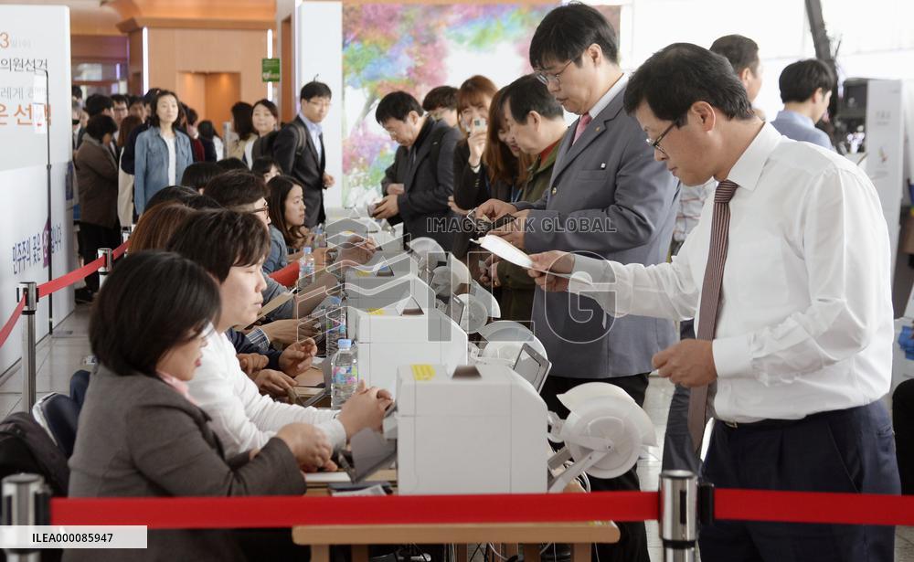 S. Korean voters prepare to elect 300 members of parliament