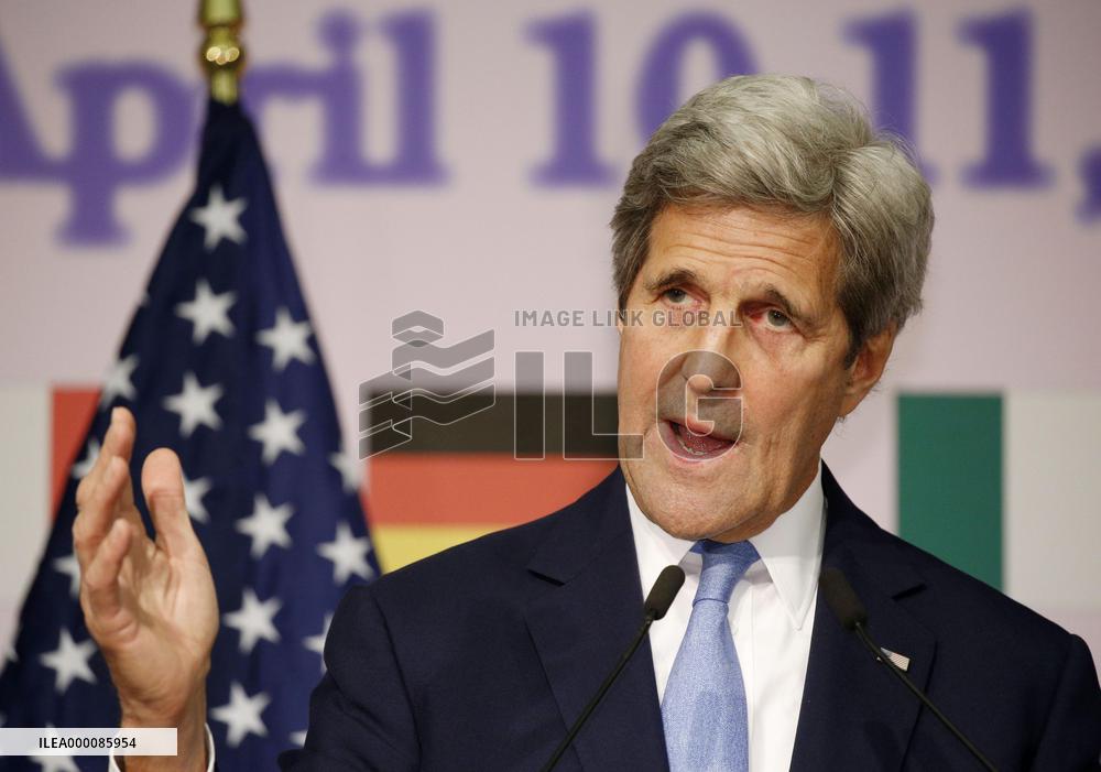 Kerry attends press conference in Hiroshima