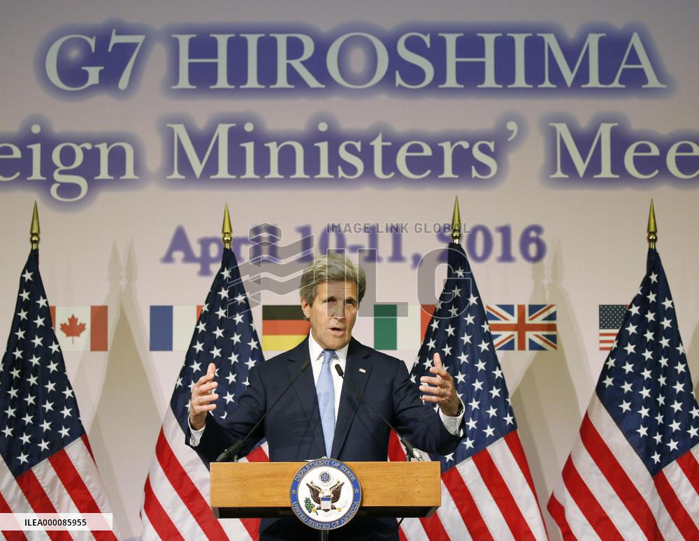 Kerry attends press conference in Hiroshima