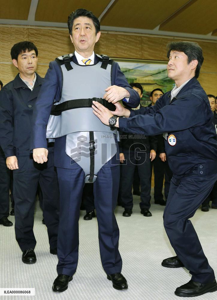 PM Abe meets with nuke plant decommissioning workers