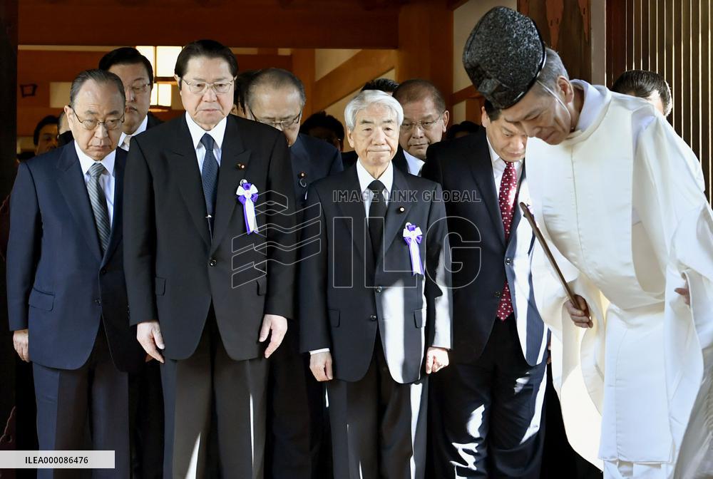 Group of lawmakers visits Yasukuni
