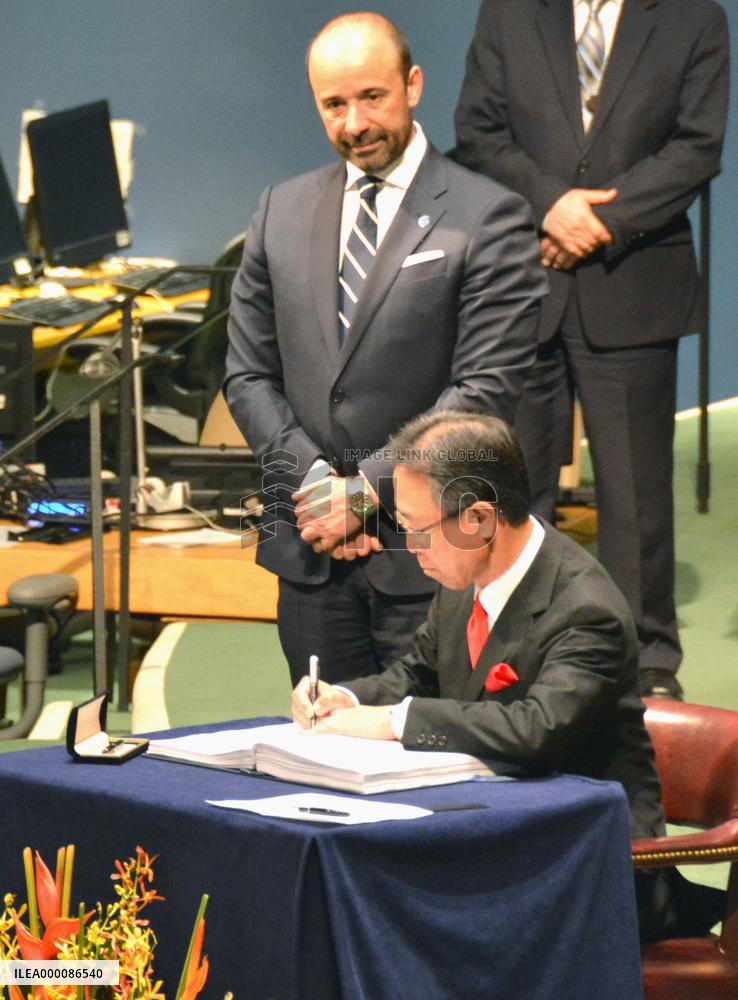 Record 1st-day signatures logged for Paris climate pact