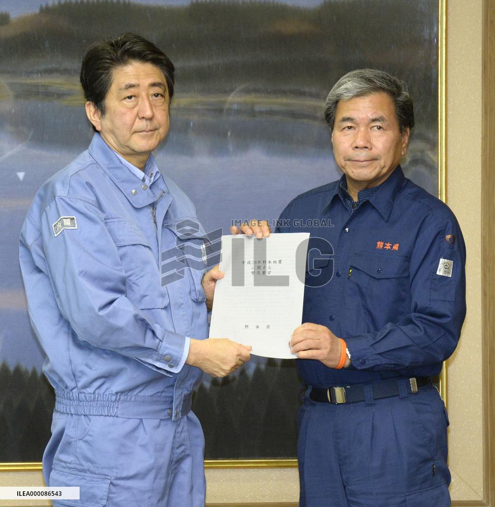 Abe visits quake-hit Kumamoto