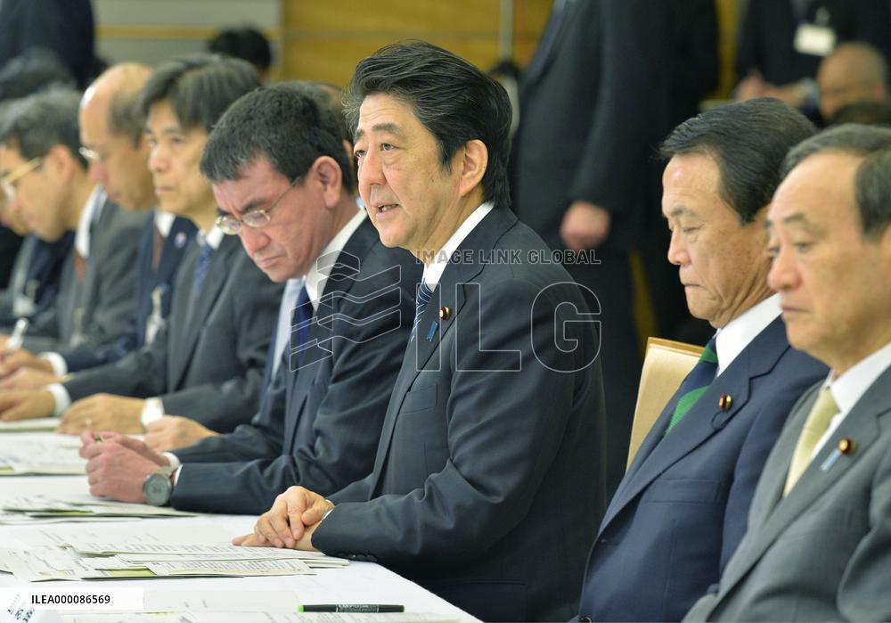 Abe orders extra budget compilation for rebuilding quake-hit areas