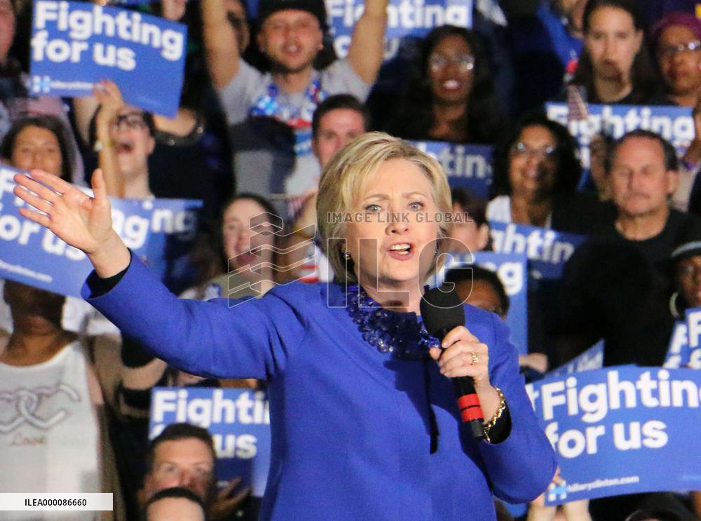 Clinton seeks supports at Philadelphia meeting