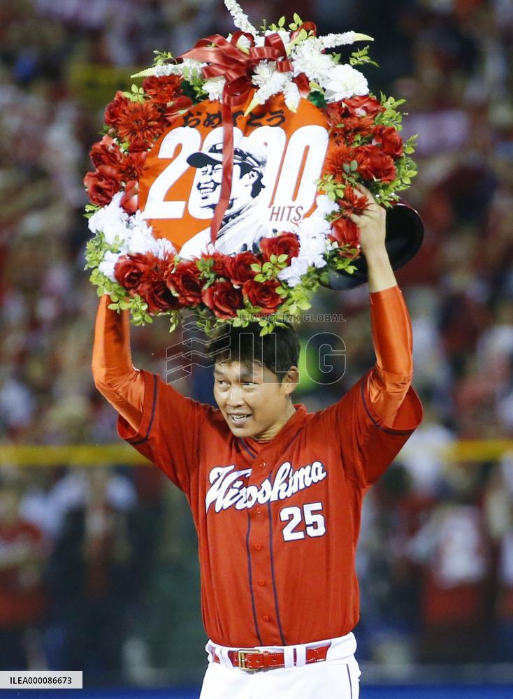 Arai gets 2,000th safe hit
