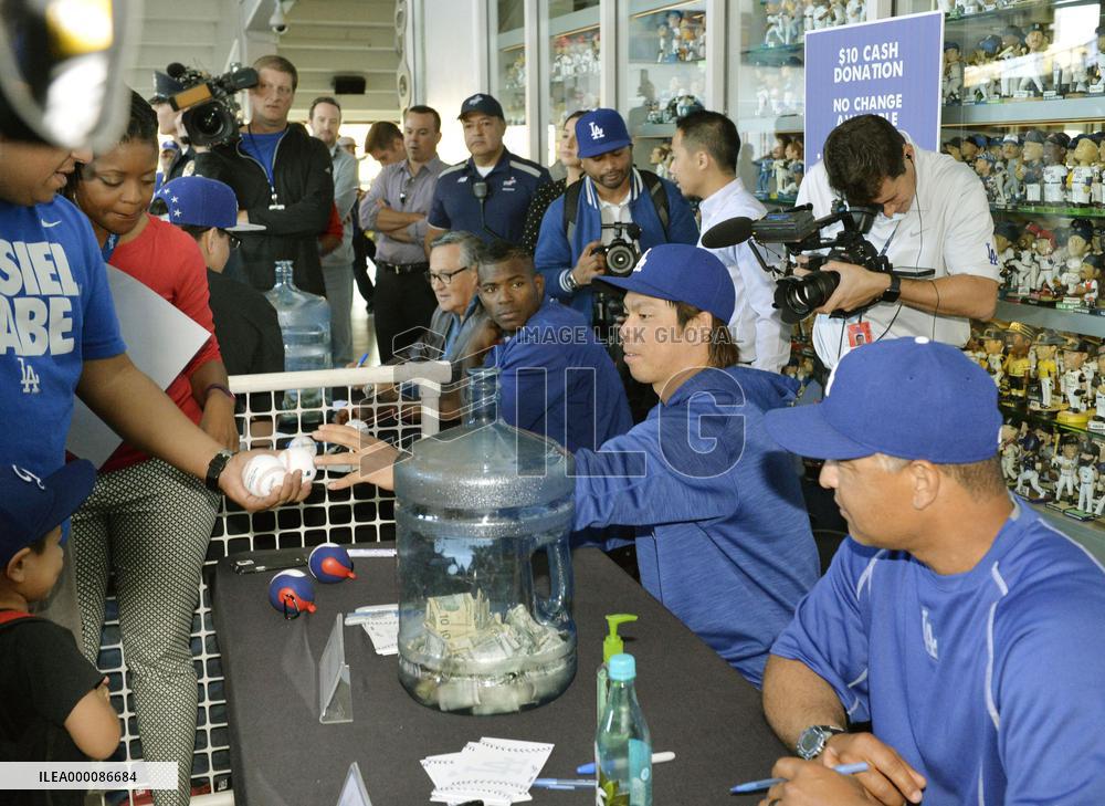 Dodgers' charity autograph session for quake-hit Ecuador, Japan
