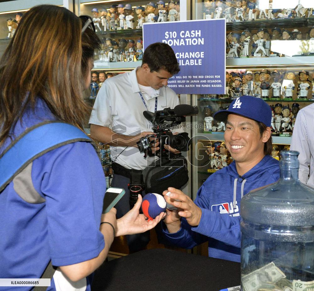 Dodgers' charity autograph session for quake-hit Ecuador, Japan