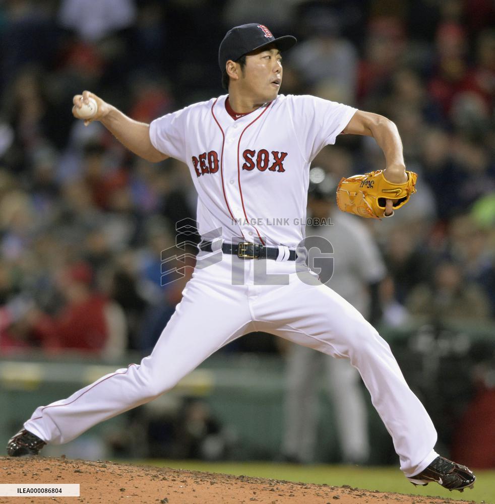 Uehara picks up win after Red Sox tie it against Tanaka