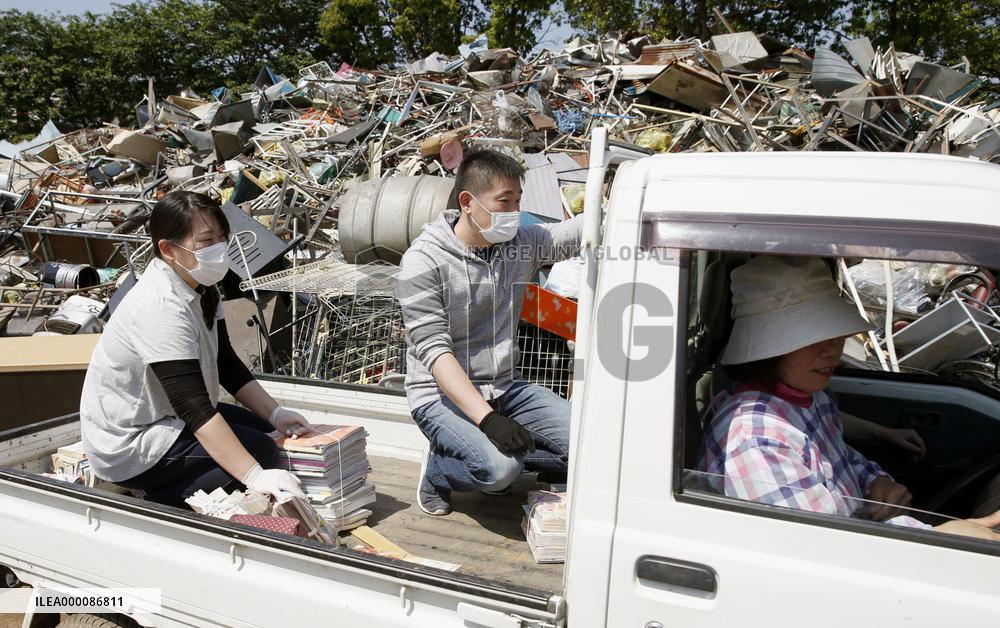 Quake-hit people still struggling