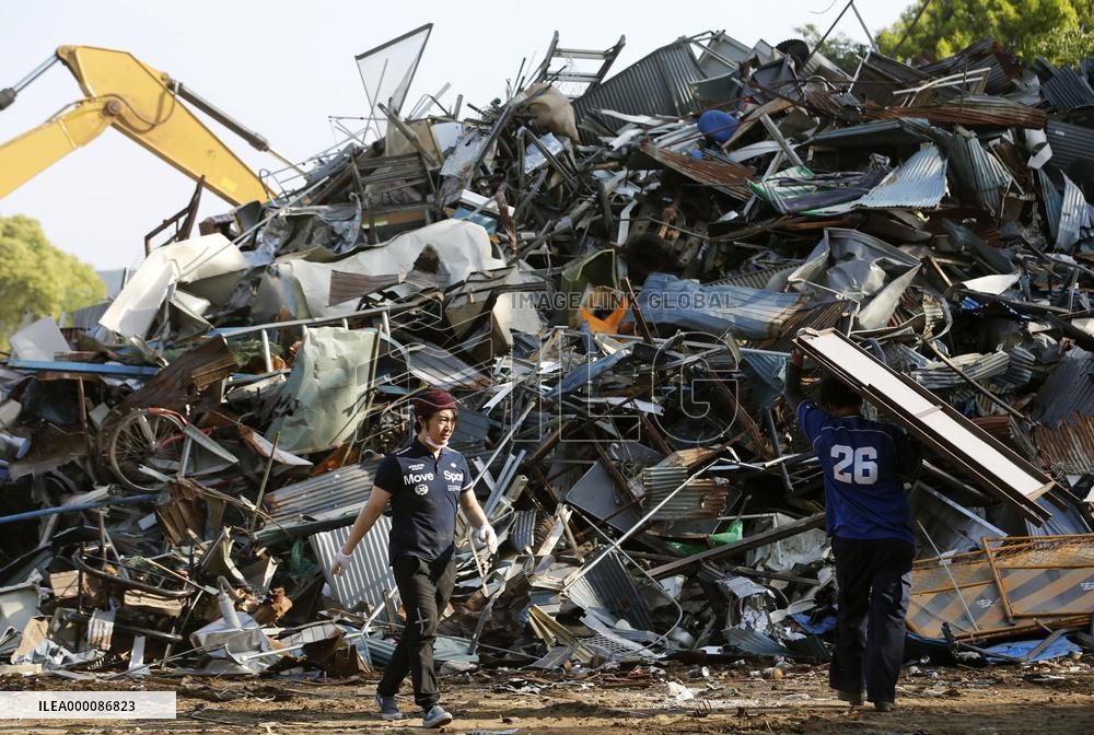 Garbage accumulating in quake-hit areas