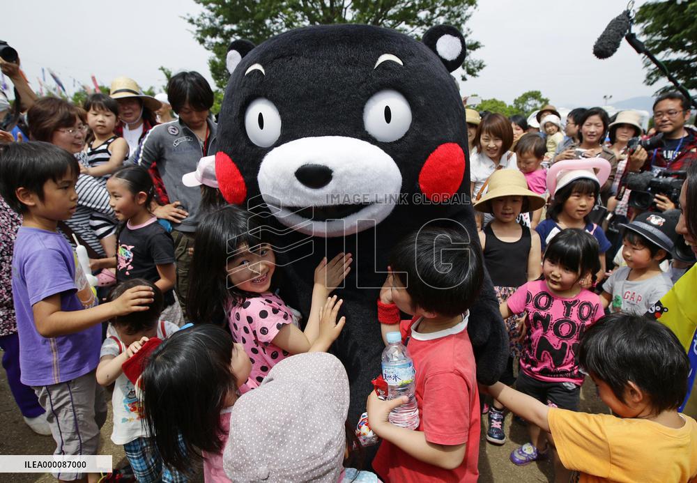 Popular bear mascot Kumamon resumes activities in quake-hit area