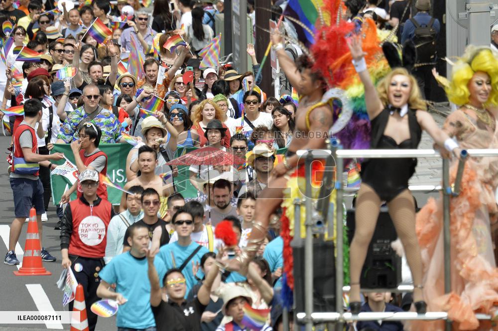 Parade in Tokyo seeks understanding of sexual minorities