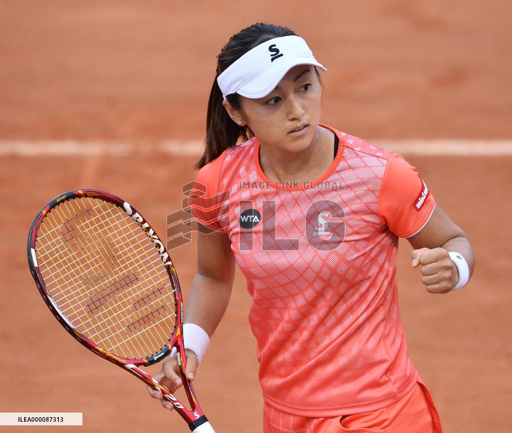 Doi into 3rd round after stunning Safarova