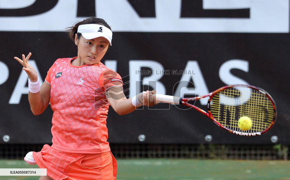 Doi into 3rd round after stunning Safarova