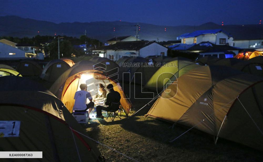 Evacuees from quakes still stay in tents