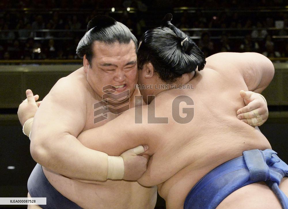 Kisenosato dodges bullet to stay tied at the top with Hakuho