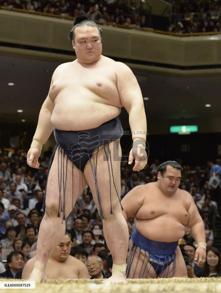 Kisenosato dodges bullet to stay tied at the top with Hakuho