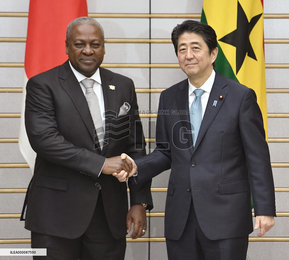 PM Abe meets with Ghana's president