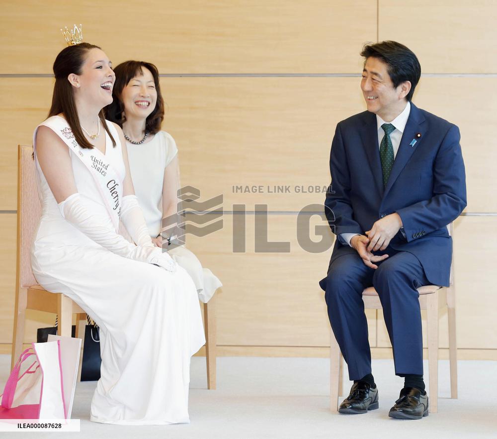 PM Abe receives courtesy call from U.S. cherry blossom queen