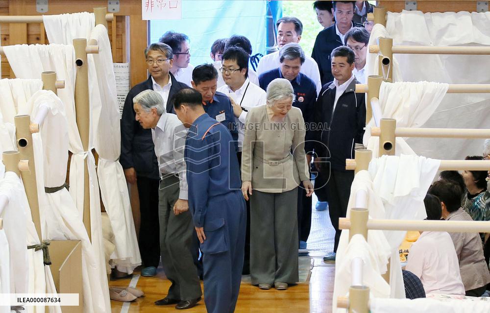 Emperor, empress visit quake-hit Kumamoto