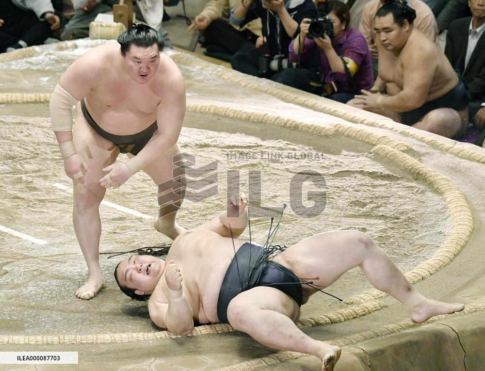 Sumo: Hakuho outlasts Kisenosato in thrilling match of undefeated